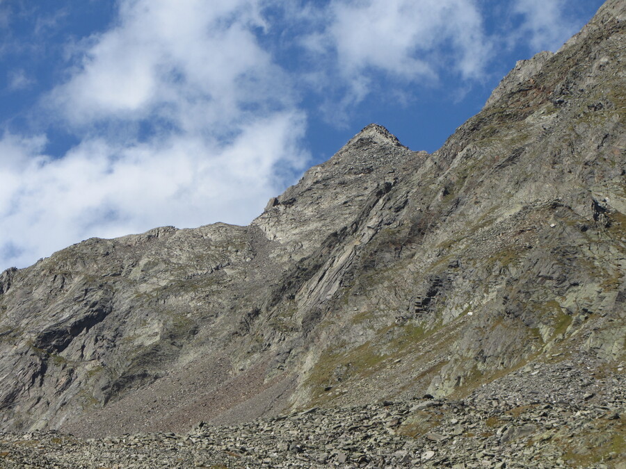 Van beneden is het lastig voor te stellen dat er een pad loopt, maar de splitsing richting de Lasnitzenh&uuml;tte en het Gipfelkreuz zijn wel te zien