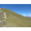Vanaf de achterkant is de Berger Kogel een groot grasveld, met de Gro&szlig; Glockner op de achtergrond